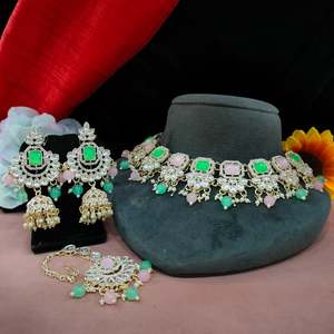 Ensemble de colliers artisanaux de luxe Kundan perles suspendues Maang Tikka élégance intemporelle affichage à la mode culturel - Product Image 1