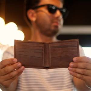 Portefeuille en cuir véritable artisanal de luxe, marron, avec protection RFID, design minimaliste - Product Image 5