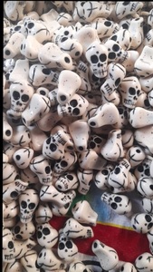 Modelo de Escultura de Cráneo Humano de Resina Ecológica Hecha a Mano Personalizada para Decoración del Hogar de la India. - Product Image 3