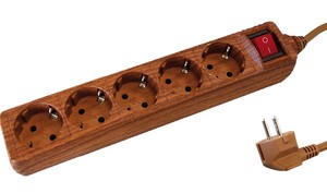 Multipresa con cavo e interruttore, finitura legno, 5 prese, 1,5 metri (GSC 0001063) - Product Image 1