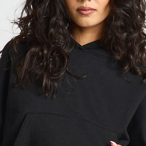 Sweat-shirt pour femme en gros avec poches kangourou et logo personnalisable, manches longues et capuche réglable, design à prix avantageux - Product Image 2