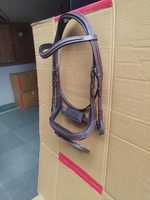 Bridon de saut pour cheval en cuir végétal équestre, anatomique, rembourré et surélevé, avec un design à surpiqûres fantaisie, équipement équestre