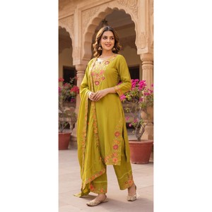 Sublimez votre garde-robe saisonnière avec cet ensemble élégant en mousseline de soie pour le printemps/été, méticuleusement conçu et léger pour femme. - Product Image 1
