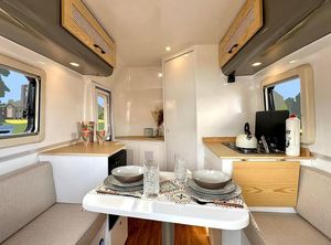 Petite caravane de voyage moderne et légère en forme de larme, construction en acier inoxydable, couleur rose, design confortable, bons prix de vente - Product Image 4
