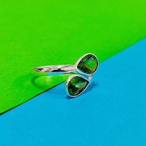 Anillo de Compromiso y Boda para Mujer, Hecho a Mano, Chapado en Platino, Plata de Ley 925, con Circonita Verde Corte Pera, Joyería Moderna y a la Moda - Product Image 3