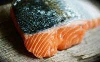 Filete de Salmón Atlántico Congelado IQF Bajo en Grasa, Cabezas de Salmón Enteras, Origen Alemania, 12 Meses de Vida Útil