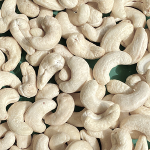 Nueces de Anacardo Comestibles Secas de Alta Calidad de Fábrica en Vietnam, Grado Crudo W240, 24 Meses de Vida Útil, OEM/ODM Santigo - Product Image 1