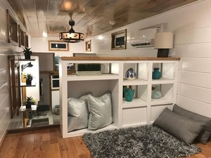 Movie Star de Incredible Tiny Homes, una casa pequeña de 26 pies con una zona tipo loft dividida que se utiliza como dormitorio, sala de estar u oficina. - Product Image 3