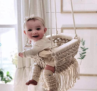 Chaise suspendue pour bébé faite à la main et écologique avec cadre en bois et macramé en coton, design moderne pour chambre et extérieur