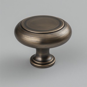 Tirador de puerta antiguo de bronce con exquisitas tallas diseñadas para puertas de estilo patrimonial que ofrecen una belleza duradera. - Product Image 3