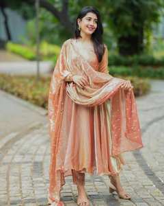 Belle robe Anarkali en soie avec robe longue pakistanaise Salwar Kameez Dupatta pour les fonctions de mariage. - Product Image 4