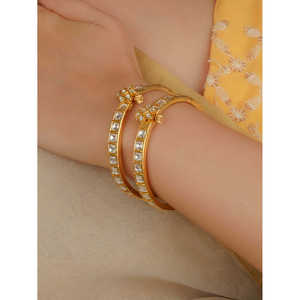 Bracelets de mode Jadau Kundan plaqués or de couleur blanche, fermeture à vis, tailles 2,2-2,6, une paire MB187W - Product Image 3