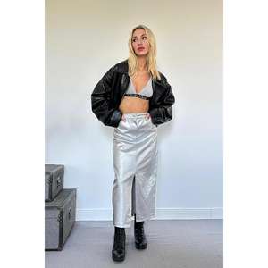 Falda de gabardina plateada brillante con abertura, al por mayor - Product Image 3