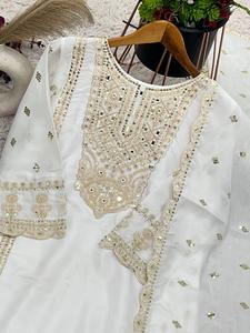 เสื้อดีไซน์เนอร์ใส่ไหมลายปักและกระจกจริงออกแบบมาพร้อมก้นและ Dupatta