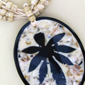 Collar de Conchas Marinas con Mosaico Geométrico y Motivos Religiosos para Regalo - Product Image 3