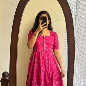 Vestido Midi Rosa inspirado en Bollywood de primera calidad para mujer Diseñador elegante Bandhani Print A-Line Silhouette Festive Daily Wear - Product Image 1