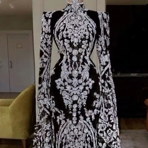 ELEGANTE PESADO ZARI BORDADO EN VESTIDO NEGRO LARGO DEL PISO CON CUENTAS DE CRISTAL EMBELLECEDADO, HILOS, PERLAS, TRABAJO DABKA @ 2024 - Product Image 1