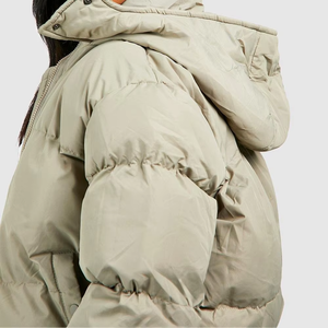 Chaqueta Acolchada de Invierno para Mujer, con Capucha de Piel, Cierre Completo, Relleno de Algodón, Color Negro Brillante Teñido, Alta Demanda, OEM - Product Image 3