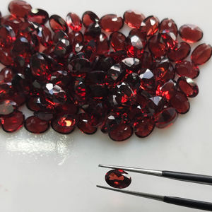 พลอยโกเมนสีแดงธรรมชาติ 7x5 มม. ทรงรี คุณภาพดีที่สุด สำหรับทำเครื่องประดับ - Product Image 1