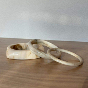 Bracelets élégants faits à la main en résine moderne, personnalisés, fabriqués en Inde, magnifiques bijoux. - Product Image 2