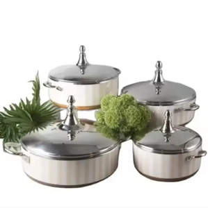 Ensemble de table design de quatre casseroles en métal durable de différentes tailles, idéales pour la présentation des aliments de haute qualité - Product Image 1