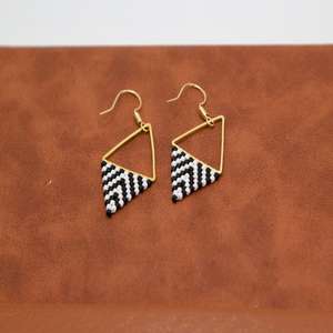 Nouveau concepteur Triangle à carreaux laiton plaqué or graines boucles d'oreilles perlées bijoux pour femmes porter dans la fête de mariage, Hldi - Product Image 3