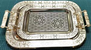 Avec des poignées ornées, un magnifique plateau de service en métal doré devient à la fois un outil fonctionnel et un ensemble de 2 objets de collection décoratifs. - Product Image 2