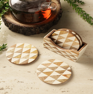 Juego de cuatro posavasos de madera de forma única con un patrón clásico a cuadros, añadiendo un toque de encanto rústico, a precios de fábrica. - Product Image 2