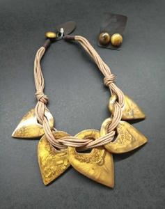 Vente chaude afrique pendentif résine collier bijoux en gros bas prix usine collier pour femmes cuir cordon déclaration gros - Product Image 6