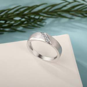 Bague de mariage classique diagonale personnalisée pour homme Jeulia avec diamants - Product Image 4