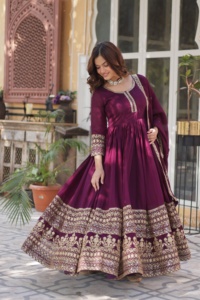 Robe traditionnelle ethnique de créateur de boutique indienne Dernière exclusivité Shimmer Vichitra avec de riches paillettes brodées - Product Image 4