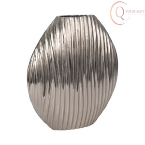 Vase à fleurs de table en métal de luxe avec un aspect haut de gamme, conçu pour les maisons élégantes et les espaces de travail stylés - Product Image 5