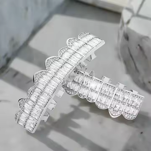 กริลล์ซ RUHA รูปทรงมรกต ได้รับการรับรองจาก IGI ชุบเงิน 925 ประดับเพชรแบบ Iced Out พร้อมลวดลายสลักลึก ผิวมันเงา - Product Image 2