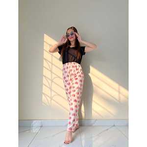 Pantalones de mujer de algodón de lujo con diseño de corazones de piel - Product Image 2