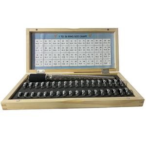 Juego de Medidores de Anillos de Boda JIPSY con Agarre de Goma Superior, Mandril de Aluminio y Medidor de Tallas de Anillos en Caja de Madera - Product Image 1