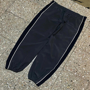 Pantalon tendance en nylon avec bande latérale, taille élastique, ceinture réglable, fermeture éclair et bouton, poches, jambe large, couleur noire - Product Image 3