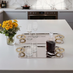 Charmant plateau de service à deux niveaux en bois blanc vieilli avec poignée noire Parfait pour exposer des friandises et ajouter une touche rustique - Product Image 4