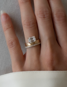 Anillo de Compromiso con Diamante Corte Esmeralda en Oro Sólido de 18K con Engaste de Garras, Joyería Fina Geométrica Clásica para Mujer - Product Image 3