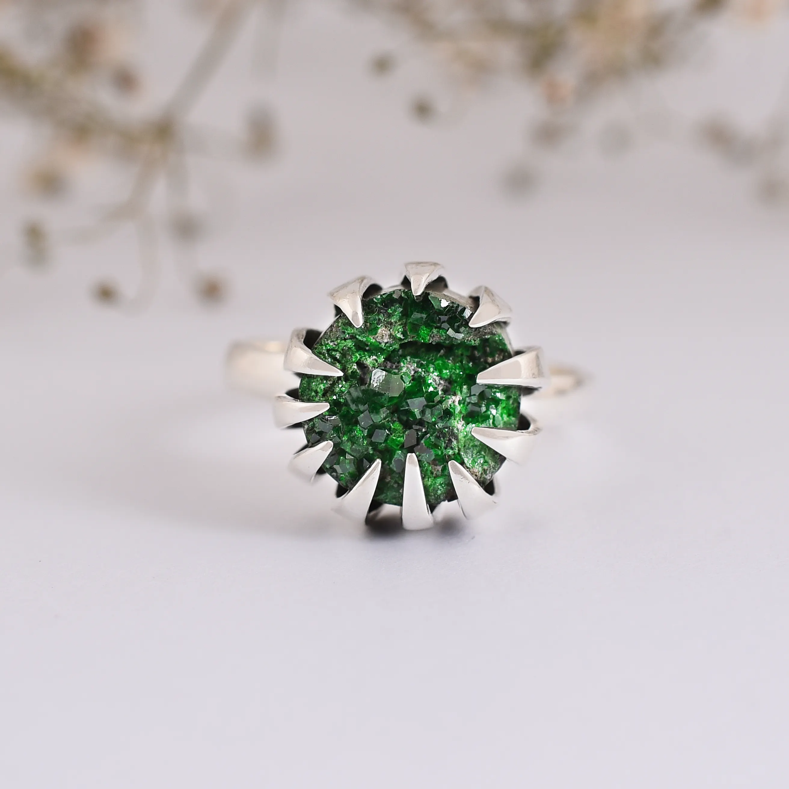 Uvarovite 925 स्टर्लिंग चांदी रेट्रो रत्न की अंगूठी मिठाइयां दौर प्राकृतिक हरी रत्न की अंगूठी प्राकृतिक रत्न की अंगूठी हस्तनिर्मित ज्वेल्स