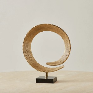 Esculturas artísticas de metal de diseño único y estatuas decorativas para la decoración contemporánea del hogar Adornos elegantes para interiores modernos - Product Image 1