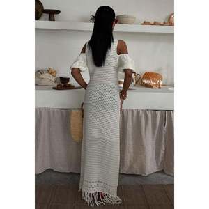 Vestido de punto transpirable 2862 con detalle en los hombros y falda con borlas, cintura natural - Product Image 6