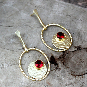 Boucles d'oreilles pendantes en laiton plaqué or 18 carats de haute qualité avec pierre précieuse grenat pour femmes - Bijoux minimalistes faits à la main pour les fêtes - Product Image 2