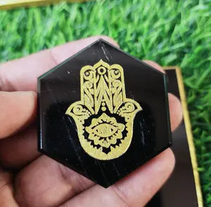 Pierre d'obsidienne noire hexagonale avec gravure Hamsa dorée, pièce d'art décorative religieuse - Product Image 1
