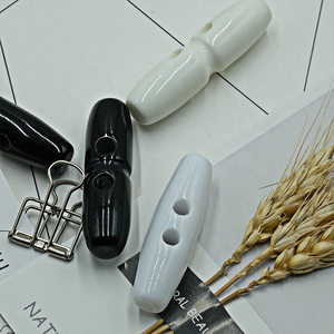 2024 diseño personalizado resina Toggle Bull Horn 2 agujeros Oval Trench recubierto botones de plástico botones para ropa - Product Image 2