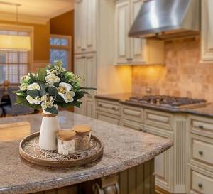 Plateau de table basse décoratif en bois rond: centre de table rustique boho lavé plateau de service décor de ferme blanc pour comptoir de cuisine - Product Image 6