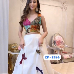 Designer Heavy Parampara Brodé Lehenga Choli avec Dupatta Navratri Spécial pour la fête Vêtements indiens et pakistanais - Product Image 1
