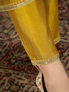 Salwar Kameez en soie Rangoli moderne et de qualité supérieure pour les mariages, avec broderie sur toute la longueur, bordure en piping Butta, réversible, toutes saisons - Product Image 5