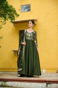 Vestido de Seda Vichitra Premium con Bordado Multihilo Zari y Dupatta - Product Image 6