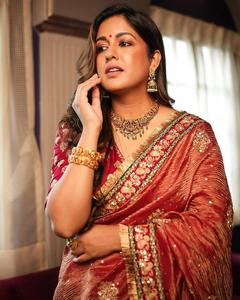 Tissu artisanal de qualité supérieure Kohinoor Banarasi Gold Crush Saree pour les mariages et festivals d'été. - Product Image 2