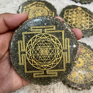 ชุดจานรองแก้วออร์กอนยันตราไพไรต์ธรรมชาติจากเปรู ผลิตตามสั่งจากโรงงาน สลักลายเรขาคณิตศักดิ์สิทธิ์ พลังบำบัดเรกิ ขัดเงา สร้างพลังแห่งความรัก - Product Image 5